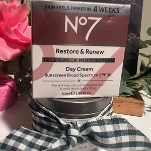 No 7- Restore & Renew Day Cream SPF 30